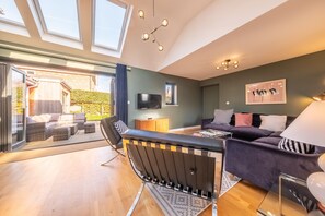 Een televisie, een open haard, tafelvoetbal en een stereo