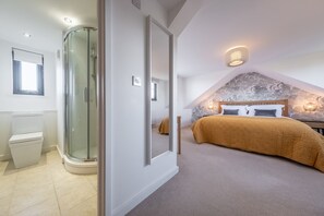 4 bedrooms, desk, iron/ironing board, travel cot - Cedar House, Holt, Norfolk (Holt)