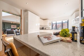 Een koelkast, een magnetron, een oven, een vaatwasser