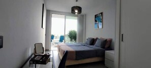 2 chambres, bureau, fer et planche à repasser, lit parapluie