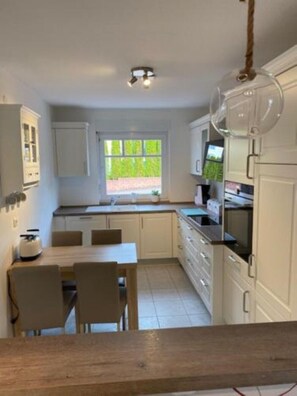 Kühlschrank, Ofen, Herdplatte, Geschirrspüler