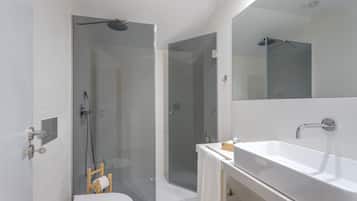 Maisonnette | Badkamer | Een douche, een haardroger, handdoeken