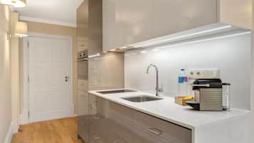 Frigobar, horno, placa de cocina, cafetera expreso