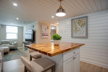 Spiseområde. New Cottage: 4th row & fully fenced back yard!