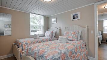 2 bedrooms, desk, iron/ironing board, WiFi