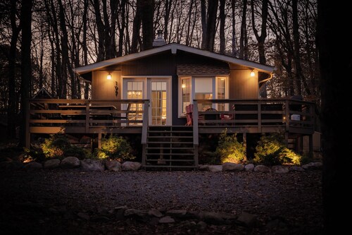 Cozy Cottage in Locust Lake w/ Seasonal Lake Views