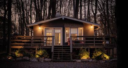 Cozy Cottage in Locust Lake w/ Seasonal Lake Views