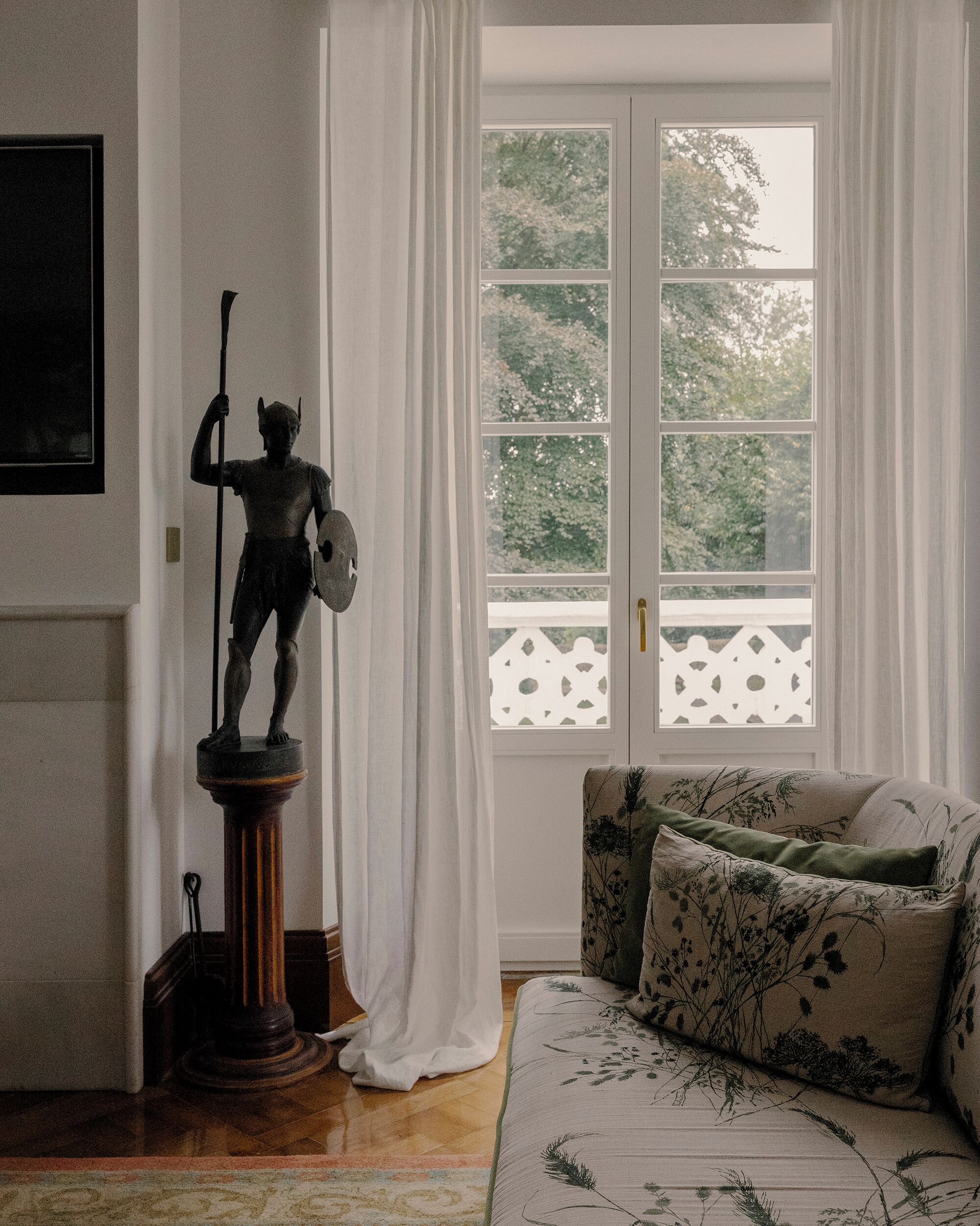 43-inch smart tv with satellite channels, tv