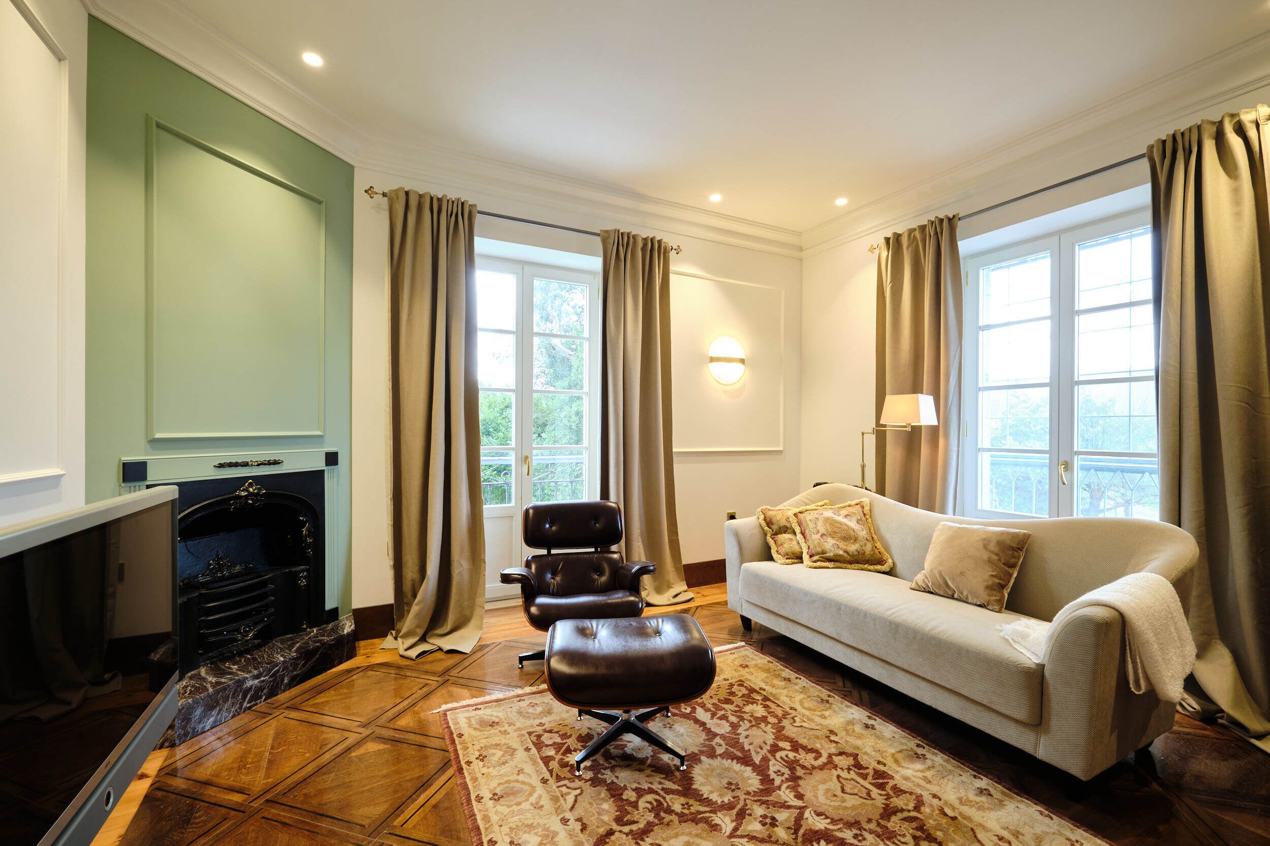 presidential room | living area | 43-inch smart tv with satellite channels, tv