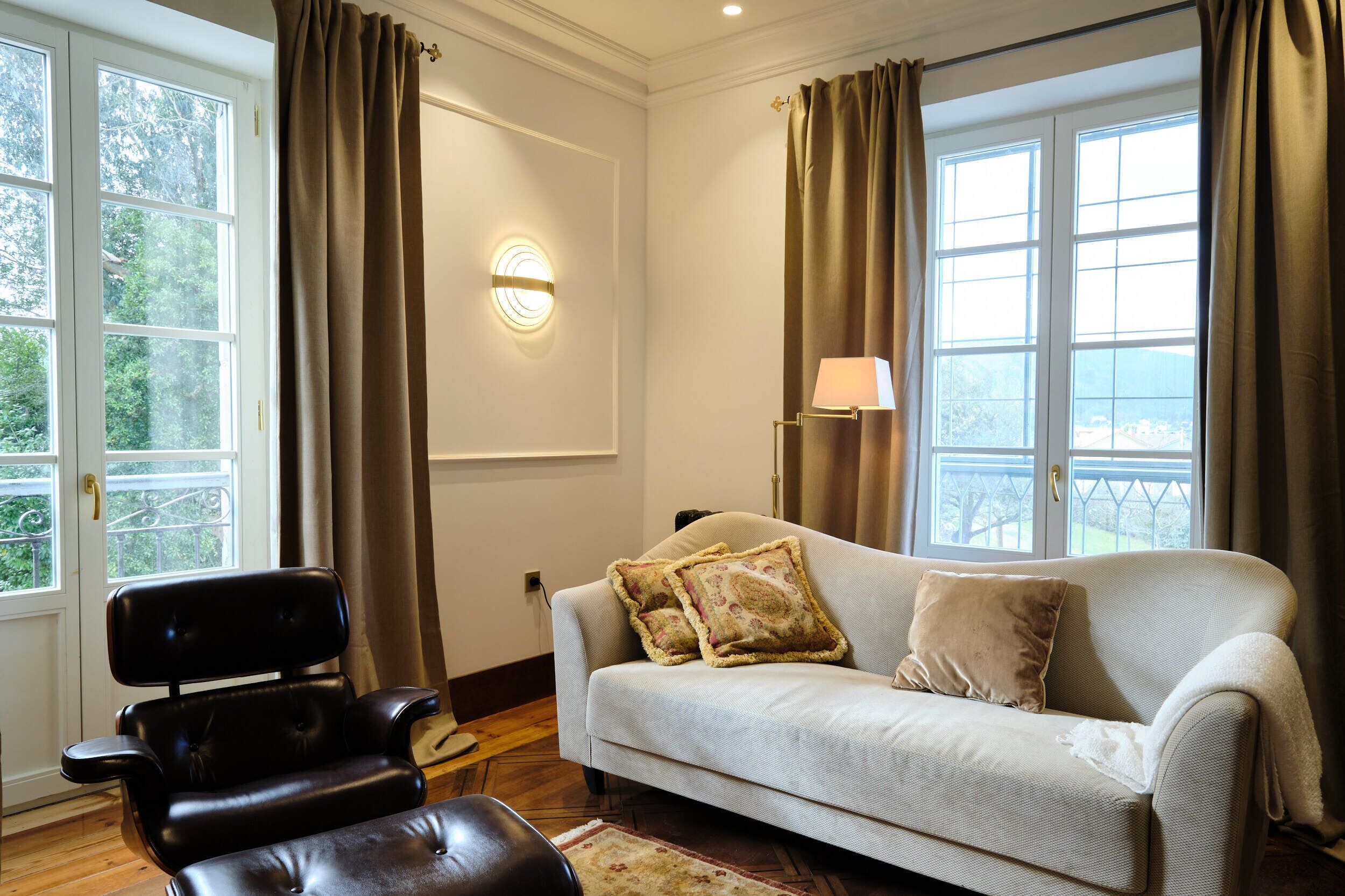 presidential room | living area | 43-inch smart tv with satellite channels, tv