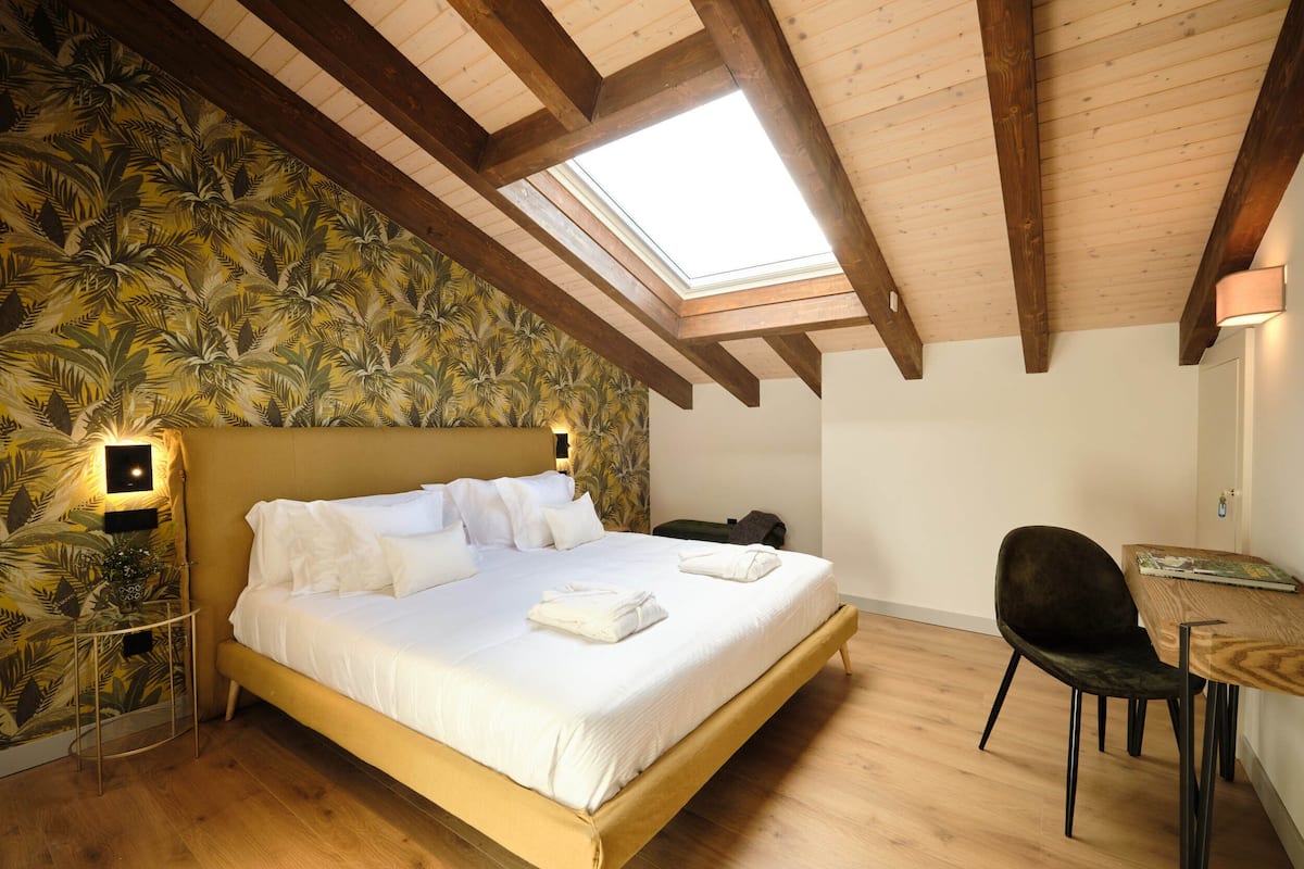 Une chambre à coucher avec un lit, un bureau et une chaise.