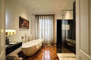 Kamar Presidensial | Kamar mandi | Perlengkapan mandi desainer, pengering rambut, sandal, dan handuk
