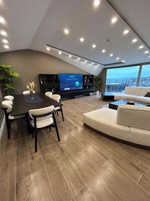 Romantic Room (Sea View and Terrace) | Hochwertige Bettwaren, Betten mit Memory-Foam-Matratzen, Minibar