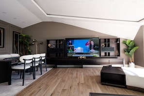 Romantic Room (Sea View and Terrace) | Khu phòng khách | Smart TV 40-inch có truyền hình vệ tinh, TV, sàn nhà có sưởi 