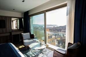 Superior Room with Balcony | Peralatan tempat tidur premium, busa memori, bar mini 