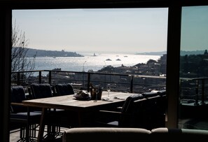 A dining area with a view of the sea and cityscape. - Mona Bosphorus  (Istanbul)