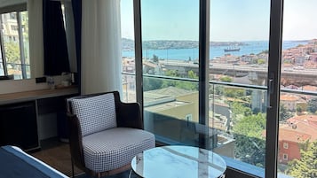Deluxe Room with Sea View | 1 slaapkamer, luxe beddengoed, bedden met traagschuimmatras, een minibar
