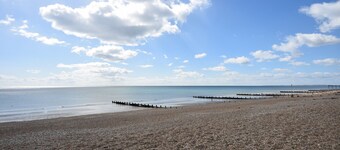 The Lookout  - Bognor Regis - sleeps 4 guests  in 2 bedrooms