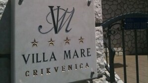 A sign for Villa Mare Crikvenica with a stone facade and a balcony. - 4-star apartments with direct beach access in front of the house (Crikvenica)