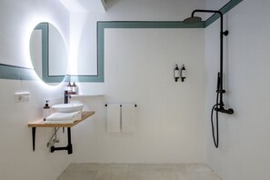 Dusche, Haartrockner, Handtücher