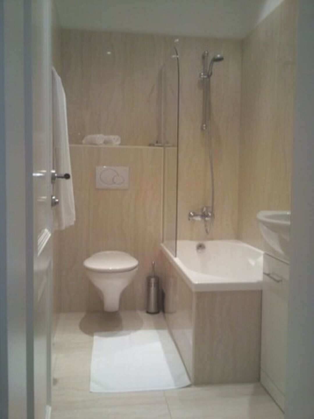 Ein modernes Badezimmer mit Toilette, Dusche und Badewanne.
