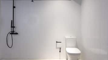 Suihku, hiustenkuivaaja, pyyhkeet