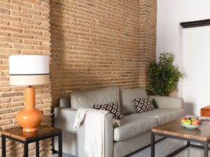 TV - Hommyhome Triana Boutique Apartments 101 (Sevilla)
