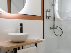 Dusche, Haartrockner, Handtücher