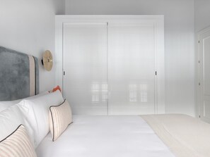 2 quartos, ferros/tábuas de passar roupa, acesso à internet