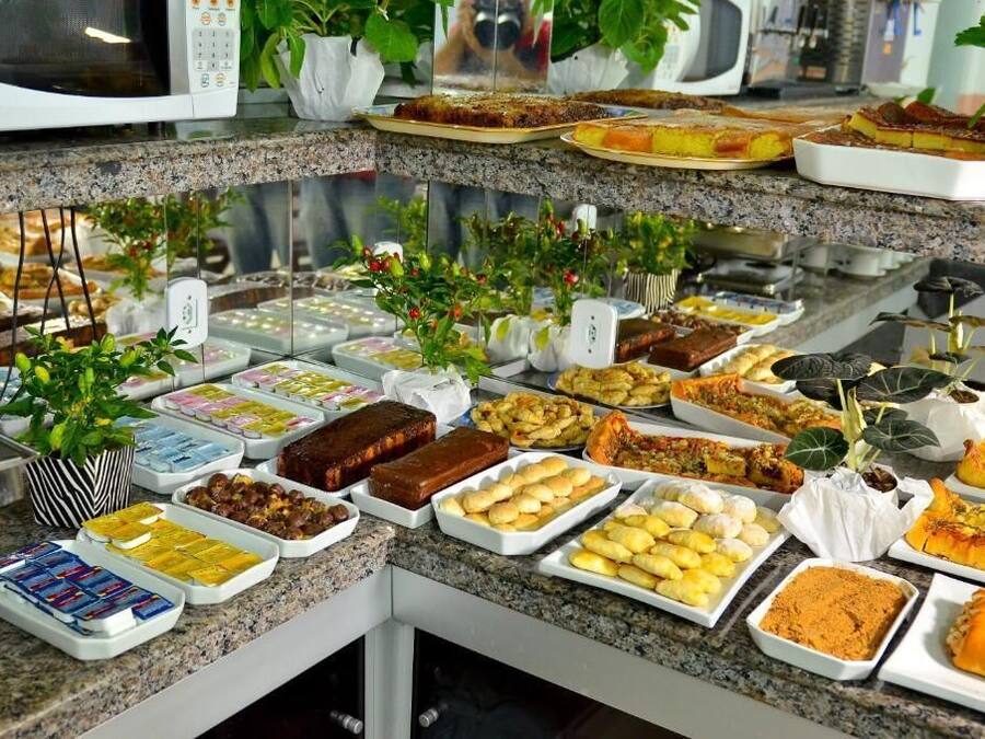 Um buffet com diversos pratos e sobremesas.