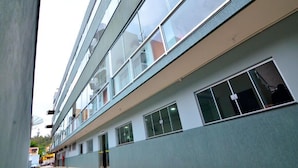 A multi-story building with large windows and a flat facade. - Hotel Capital da Fé (Aparecida)