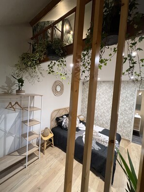 Comfort Cabin, Ensuite (Ma p’tite cabane) | Individually decorated, individually furnished, desk, laptop workspace