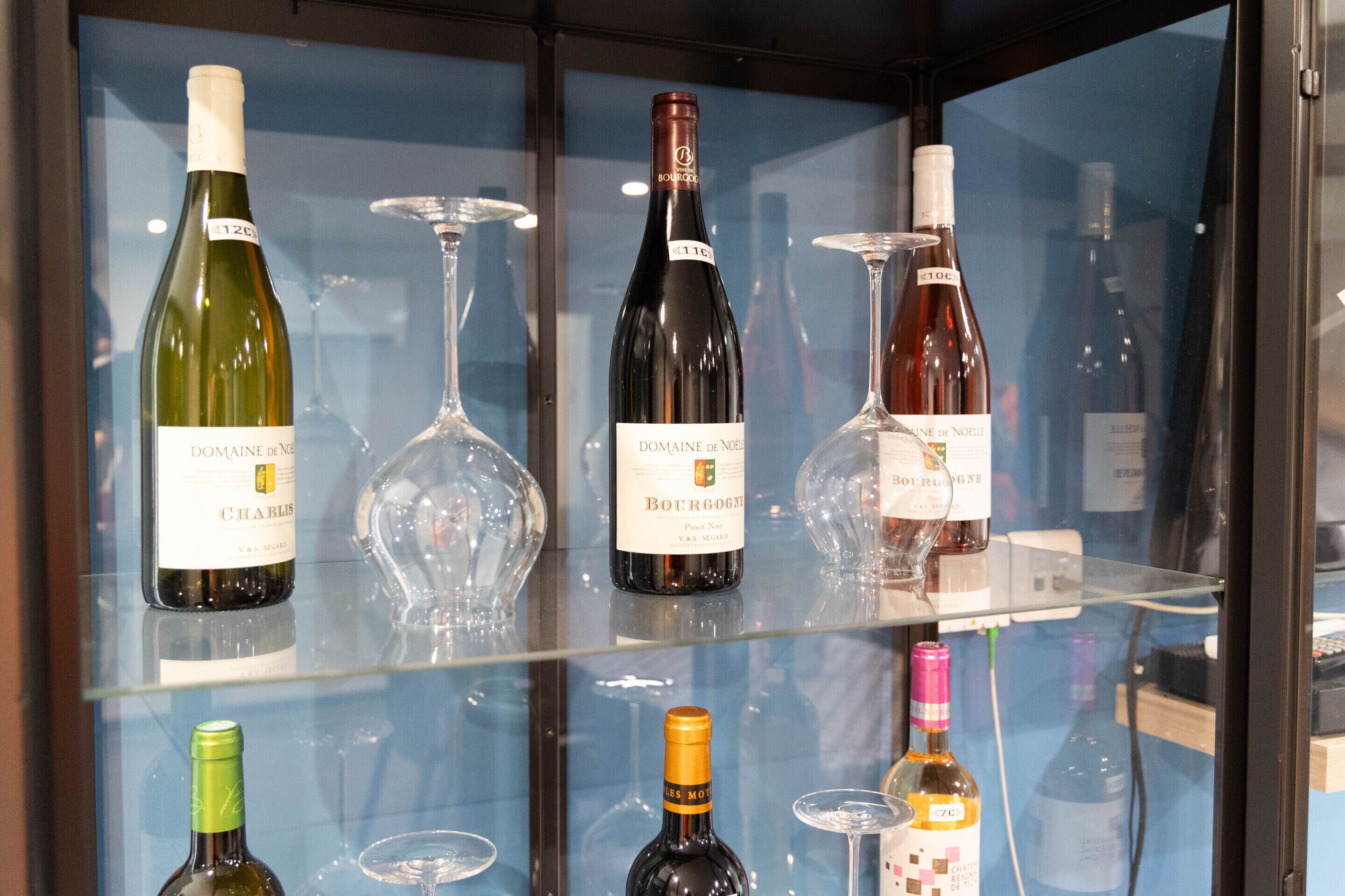 Une présentation de vins comprenant différentes bouteilles et différents verres.