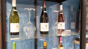 Une présentation de vins comprenant différentes bouteilles et différents verres.
