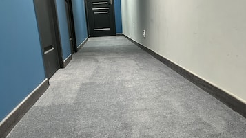 A carpeted hallway with a door labeled "Toilette" at the end.