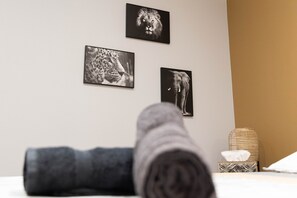 Premium Double Room, Shared Bathroom (6 Chambre à la campagne) | Individually decorated, individually furnished, desk, laptop workspace