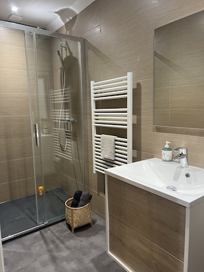 컴포트 캐빈, 앙스위트 (Ma p’tite cabane) | 욕실 | 샤워 시설, 레인폴 샤워기, 무료 세면용품, 헤어드라이어