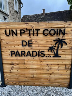 Apartment, Private Bathroom, Courtyard View (Un p'tit Coin de Paradis) | Exterior