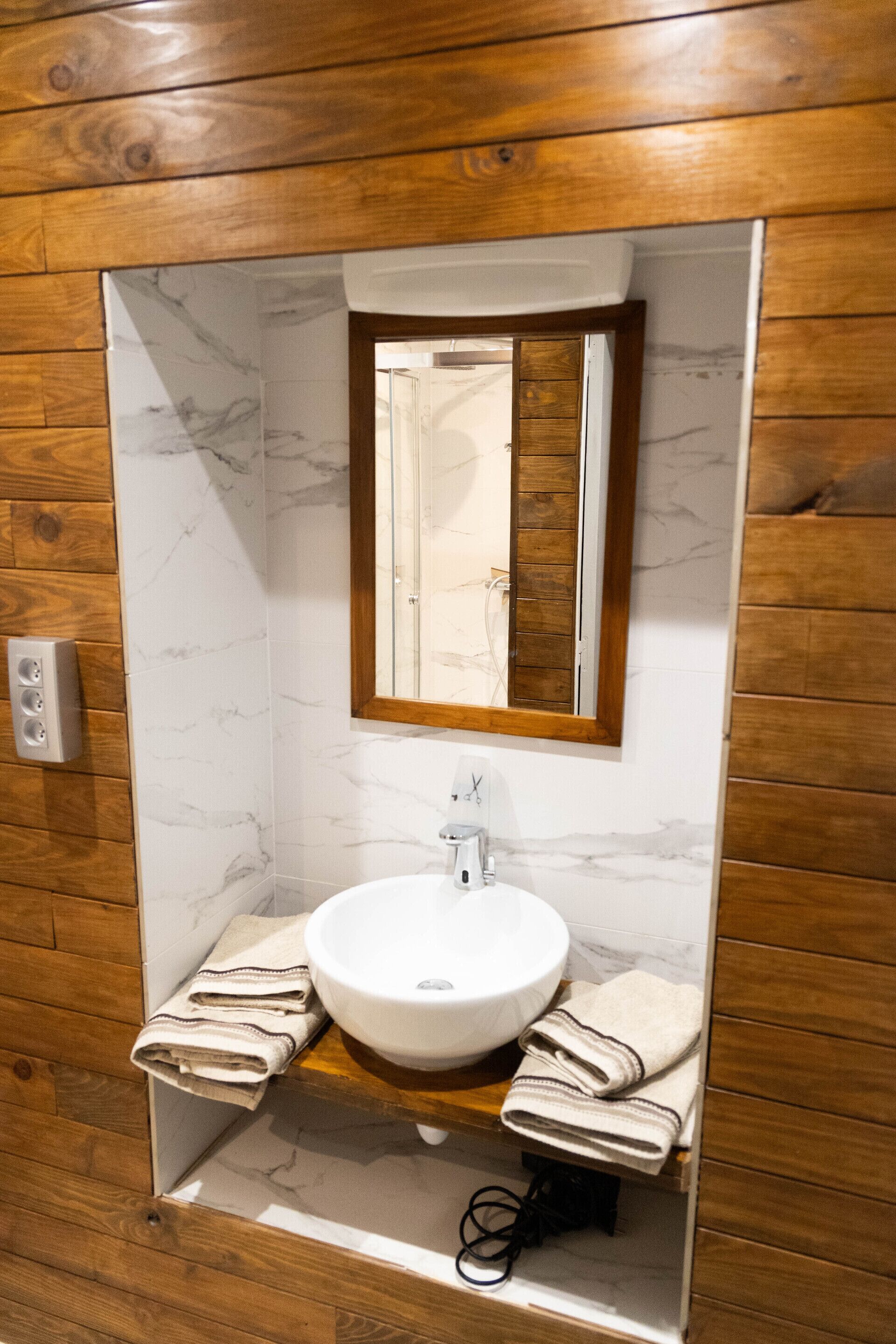 Basic Apartment, Ensuite, Courtyard View (Mon p'tit Chalet) | Bathroom