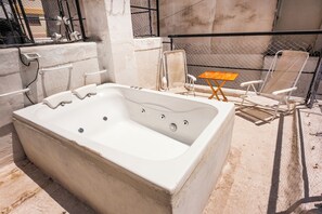 Outdoor spa tub - Art and relaxation. Maison Depla. Terraces with barbecue, swimming pool, Jacuzzi and solarium. (Buenos Aires)
