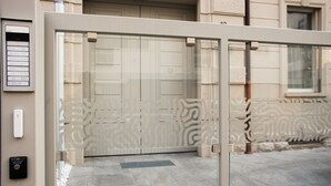 A modern entrance with a glass door, a keypad, and a decorative wall panel. - AR Noho Apartment (Bergamo)