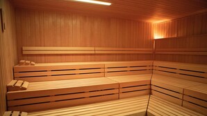 A sauna with wooden benches and a sloped ceiling. - AR Noho Apartment (Bergamo)