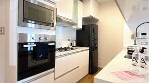 Kjøleskap, mikrobølgeovn, ovn og kokeplater