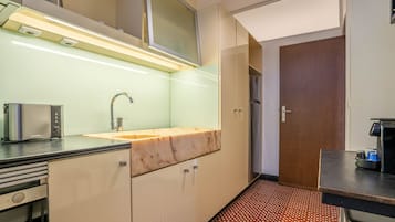 Grand réfrigérateur, micro-ondes, plaque de cuisson, grille-pain