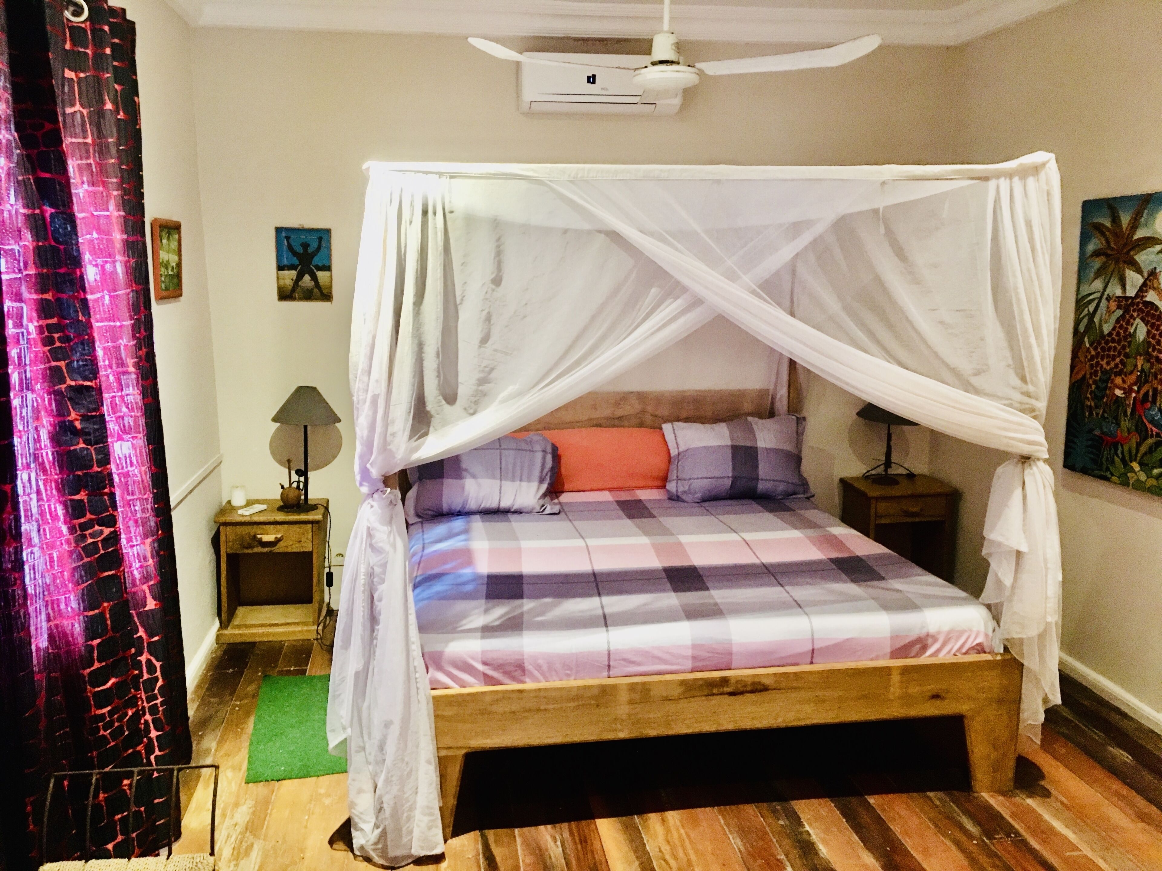 3 camere, una cassaforte in camera, una scrivania, ferro/asse da stiro