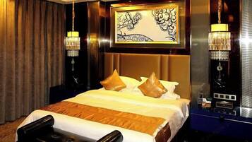 Een hotelkamer met een groot bed, een spiegel en twee wandlampen.