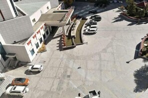 Unclassified image, 5 of 37, button - Shandong Building (Shigatse)