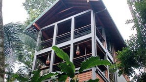 Um edifício de dois andares com design moderno, caracterizado por grandes janelas e telhado plano.