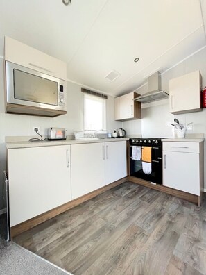 Fridge, microwave, oven, stovetop - Caravan 5 MINUTES FROM BEACH - HAVEN HOLIDAY PARK (Perranporth)