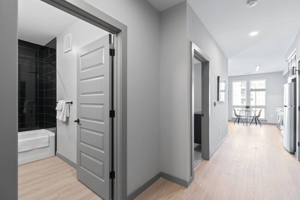 One Bedroom Apartment | 1 habitación, tabla de planchar con plancha, wifi gratis y ropa de cama